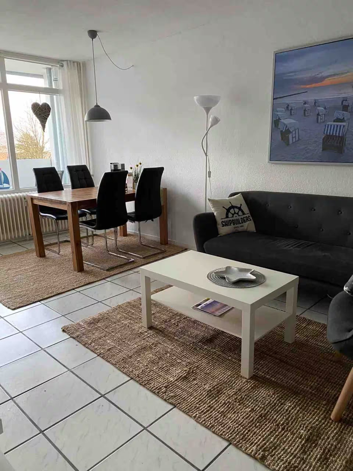 Helles Wohnzimmer mit Essbereich und Sofa